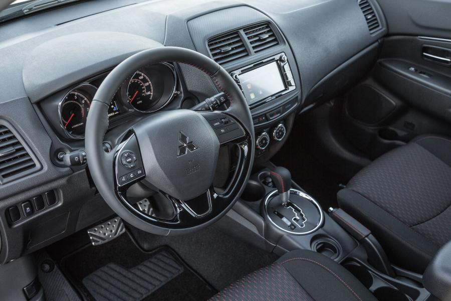 Интерьер Mitsubishi Outlander Sport Limited Edition 2017 года  (фото 4 из 19)